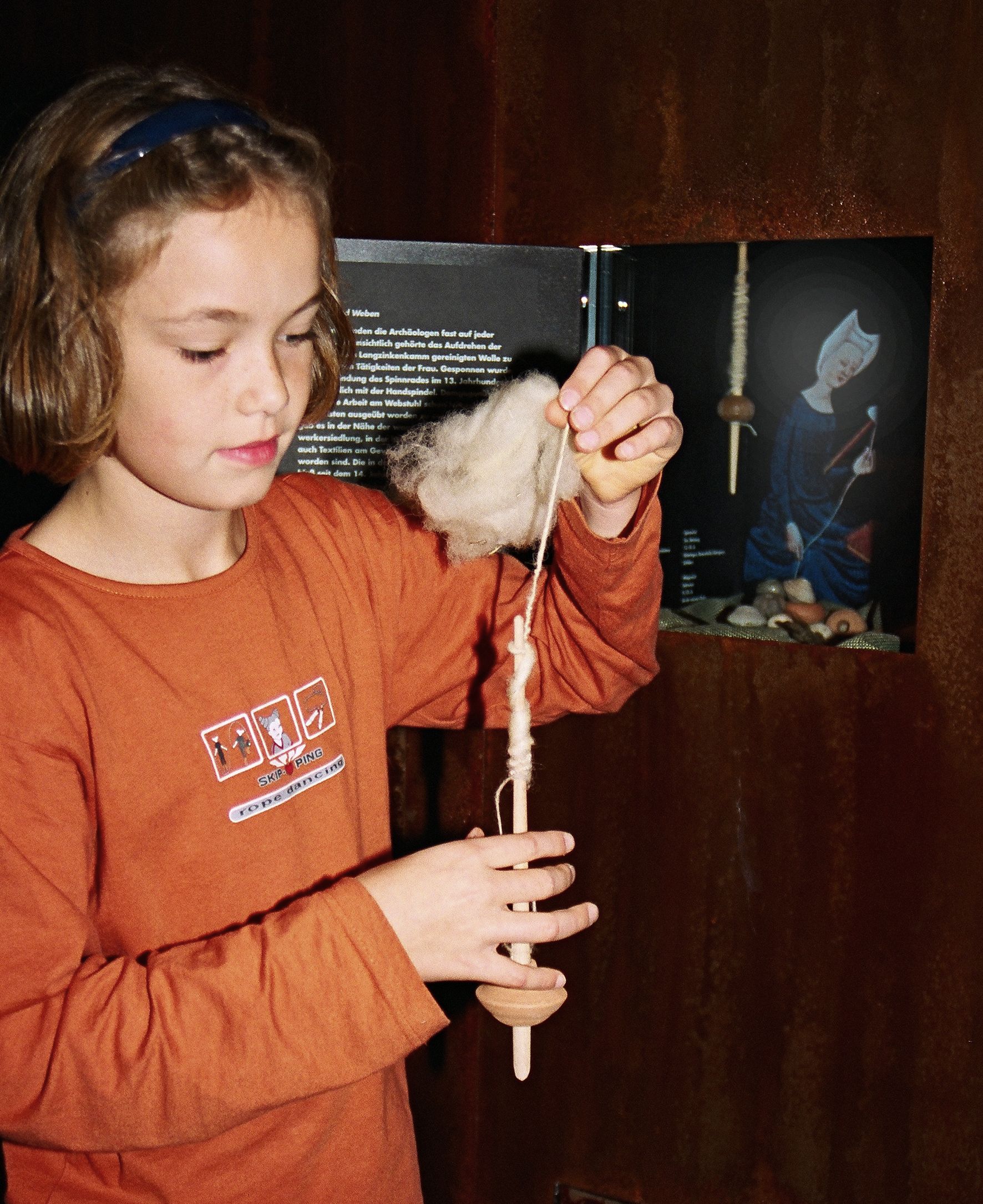 Über die frühmittelalterliche Textilherstellung erfahren die Kinder im Museum in der Kaiserpfalz. Foto: LWL