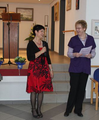 Hausleiterin Andrea Bochmann (l.) und die ehrenamtliche Chorleiterin Monika Spiller.
